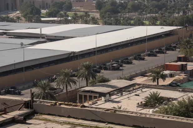 مركبات لقوات الأمن العراقية خارج مجمع السفارة الأميركية في بغداد (رويترز - أرشيفية)