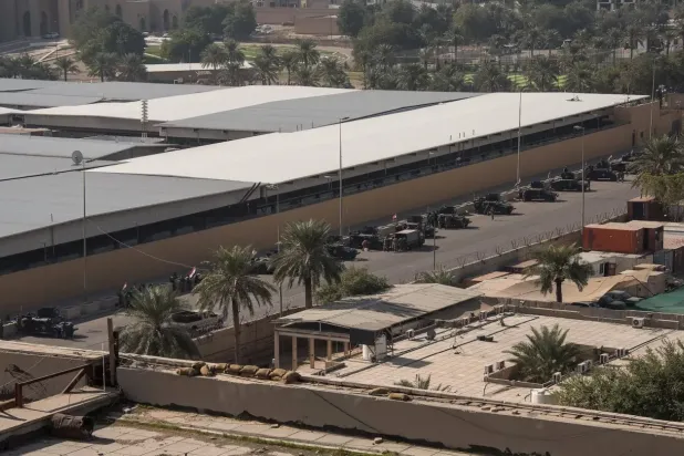 Bağdat'taki ABD büyükelçiliği yerleşkesi dışında Irak güvenlik güçlerine ait araçlar (Reuters- Arşiv)