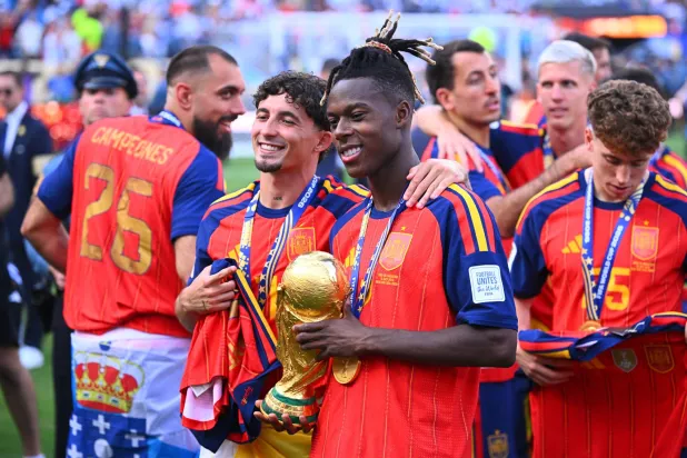 نيكو ويليامز يحتفل بكأس العالم إلى جانب داني أولمو بعد الفوز على الأرجنتين في النهائي (د.ب.أ)
