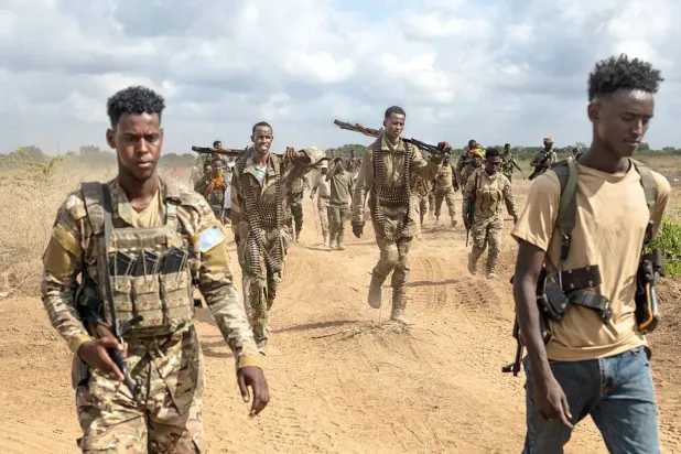 Kasım 2025’te eş-Şebab örgütünden kurtardıkları Sabid kasabası yakınlarında yürüyen Somali askerleri (Arşiv – AFP)