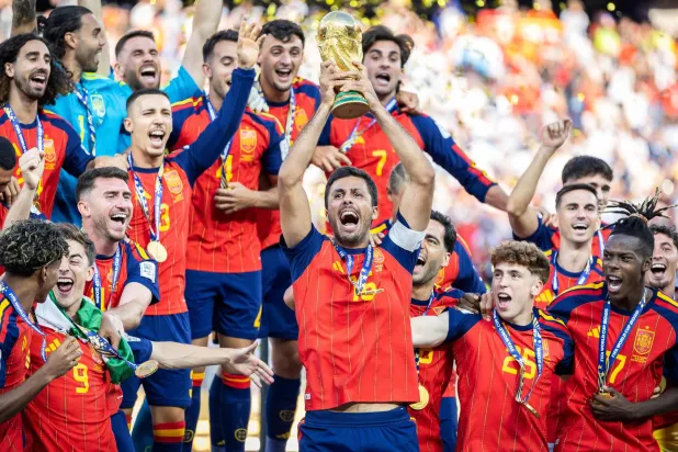رودري يرفع كأس العالم بعد تتويج منتخب إسبانيا باللقب على حساب الأرجنتين (أ.ف.ب)