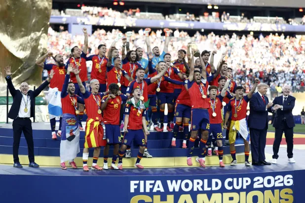 لاعبو إسبانيا يحتفلون بكأس العالم خلال مراسم التتويج بحضور ترمب وإنفانتينو (إ.ب.أ)