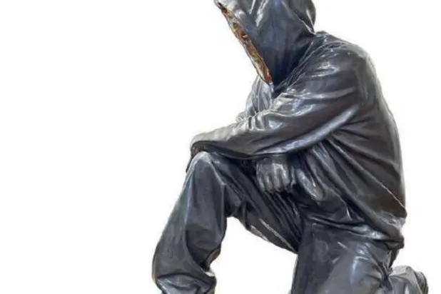 شخصيات تقف على خط تماس بين معبد قديم ومحطة مترو