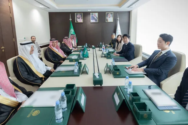 جانب من لقاء الدكتور خالد البياري مع وون تشونغ داي في الرياض يوم الأربعاء (وزارة الدفاع السعودية)