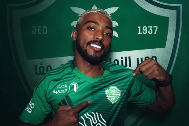 مسعود مرتديا قميص الأهلي بعد توقيع العقد (موقع النادي)