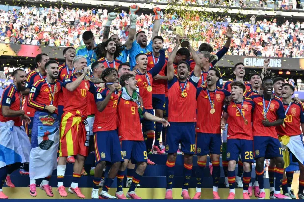 منتخب إسبانيا يكتب صفحة جديدة رائعة في التاريخ الكروي لبلاده ويتوج بطلاً للعالم (أ.ف.ب)