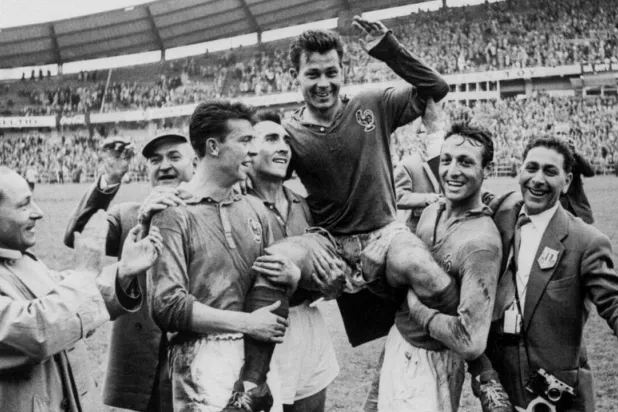 فونتين على الأعناق مع منتخب فرنسا في مونديال 1958 إحتفاءً بإنجازه القياسي (غيتي)