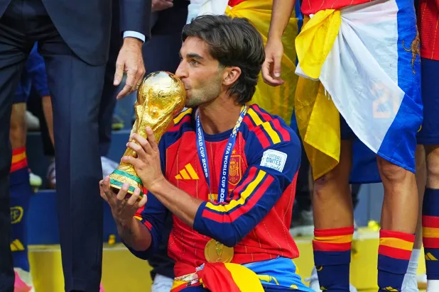 توريس حاملاً كأس العالم خلال تتويج إسبانيا باللقب (أب)