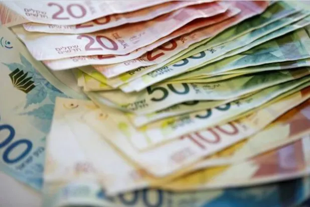 أوراق نقدية من الشيقل الإسرائيلي (رويترز)