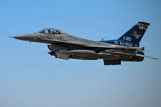 طائرة مقاتلة من طراز F-16 تابعة لسلاح الجو الأمريكي تقلع من قاعدة في الشرق الأوسط (سنتكوم)
