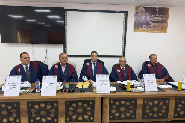 أكاديميون ليبيون خلال مناقشة رسالة دكتوراه في جامعة بنغازي (الصفحة الرئيسية للجامعة)