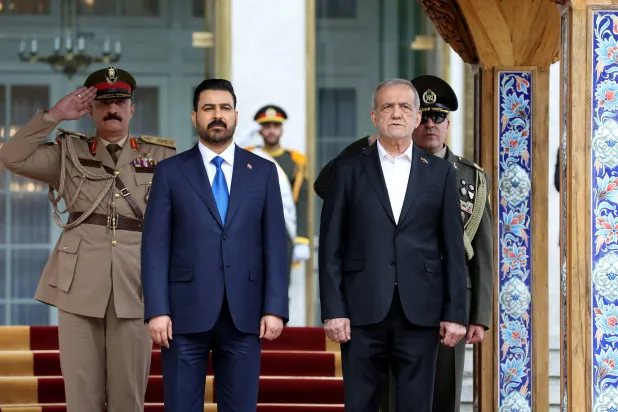 الرئيس الإيراني مسعود بزشكيان (يمين) وهو يستقبل رئيس الوزراء العراقي علي الزيدي (وسط) في طهران يوم 23 يوليو 2026 (الرئاسة الإيرانية)