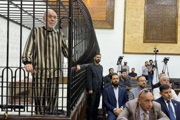 أحمد بدر الدين حسون مفتي نظام الأسد في الجلسة الأولى خلال يونيو الماضي لمحاكمته في دمشق (سانا)