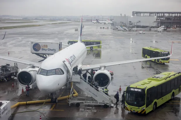 24 June 2026, Brazil, Sao Paulo: Aircraft move along the tarmac at Terminal 3 of Guarulhos International Airport (GRU) amid cloudy and rainy weather. Photo: Leco Viana/TheNEWS2 via ZUMA Press Wire/dpa