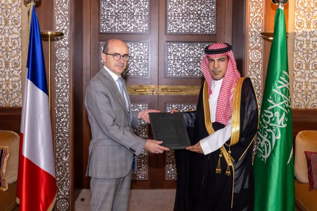 السفير السعودي الجديد لدى فرنسا يسلم أوراق اعتماده