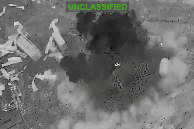 CENTCOM tarafından yayınlanan bir videodan, İran'da belirtilmeyen bir noktaya yapılan saldırıların ardından etrafa saçılmış enkaz ve duman (Reuters)