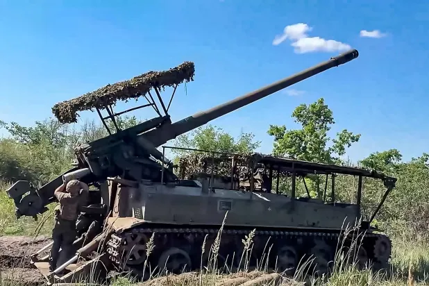 A still image taken from a handout video provided by the Russian Defense Ministry press service on 23 July 2026 shows a Russian serviceman preparing a self-propelled gun Giatsint-S for firing at an undisclosed location in Ukraine. EPA/RUSSIAN DEFENCE MINISTRY 