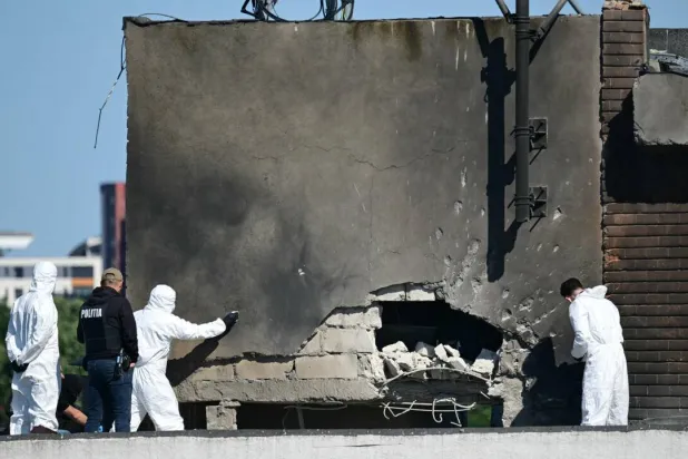 Police and forensic investigators examine the location of impact after a Russian drone struck an apartment building in Galati, eastern Romania May 29, 2026. Daniel Mihailescu, AFP-
