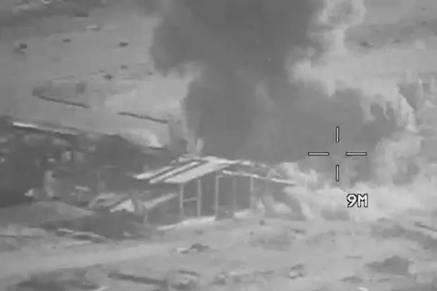 دخان يتصاعد إثر انفجار في موقع غير محدد خلال ما قالت القيادة المركزية الأميركية إنها ضربات على أهداف عسكرية إيرانية الخميس (رويترز - سنتكوم)