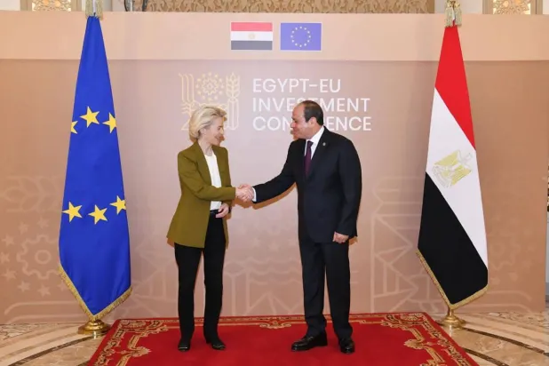 الرئيس المصري في أثناء لقاء رئيس المفوضية الأوروبية على هامش «مؤتمر الاستثمار المصري - الأوروبي» في يونيو (حزيران) 2024 (الرئاسة المصرية)