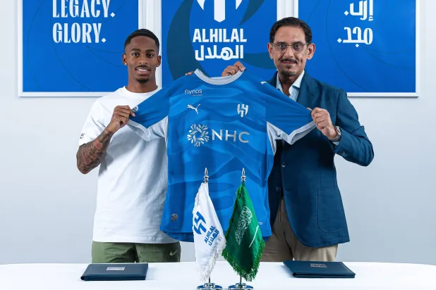 الأمير نواف بن سعد رئيس الهلال يهدي سامرفيل قميص الفريق بعد نهاية مراسم التوقيع (موقع النادي)