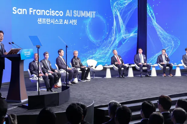 South Korean President Lee Jae Myung (L) speaks during the San Francisco Artificial Intelligence (AI) Summit, an event hosted by the South Korean government with leaders of global tech firms, in San Francisco, California, US, 24 July 2026. (EPA/Yonhap)