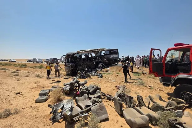 صورة نشرها حساب الدفاع المدني السوري على «إكس» تُظهر جانباً من أضرار تصادم الحافلتين