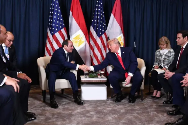 الرئيس المصري عبد الفتاح السيسي ونظيره الأميركي دونالد ترمب أثناء لقائهما في يناير الماضي بمنتدي دافوس (الرئاسة المصرية)