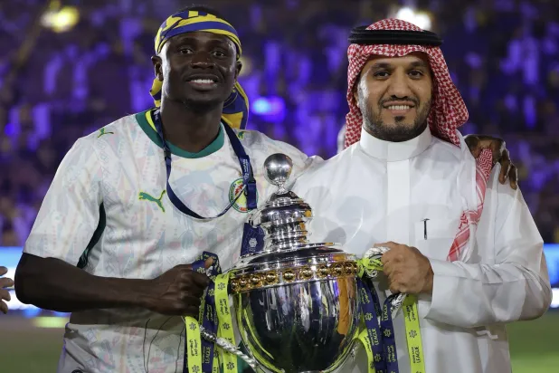 الماجد مع ماني خلال الاحتفال بتحقيق لقب الدوري الموسم المنصرم (موقع النادي)
