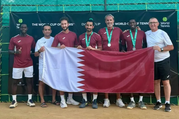 الفريق القطري مبتهجاً بالفوز (الشرق الأوسط)