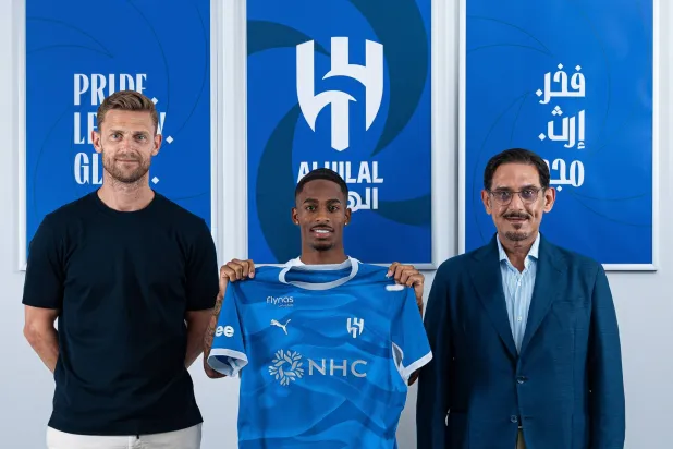 النجم الهولندي يحمل قميص الهلال بعد توقيع العقد (موقع النادي)