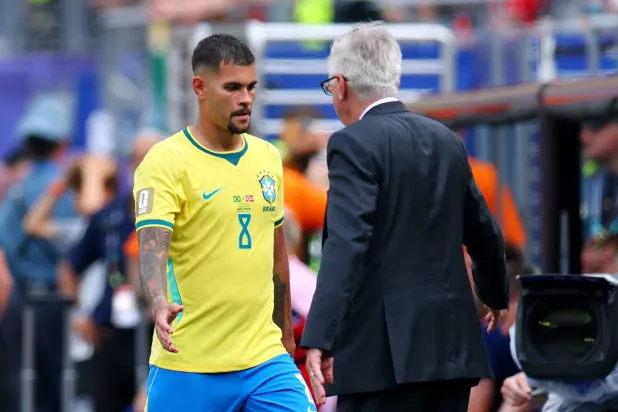 Soccer Football - FIFA World Cup 2026 - Round of 16 - Brazil v Norway - New York New Jersey Stadium, East Rutherford, New Jersey, US - July 5, 2026 Brazil's Bruno Guimaraes with coach Carlo Ancelotti after being substituted REUTERS/Mike Segar