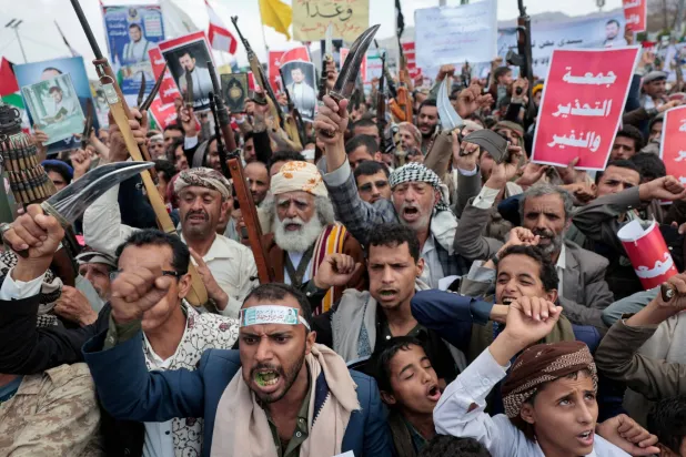 الحوثيون متهمون بارتكاب أكثر من 6 آلاف انتهاك في القطاع الصحي اليمني (رويترز)