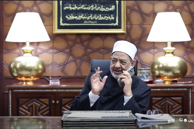 الطيب أكد أن الأزهر يعتز بأبنائه الذين يثبتون أن التميز العلمي يقترن بالأخلاق والقيم (صورة من فيديو الاتصال الهاتفي)