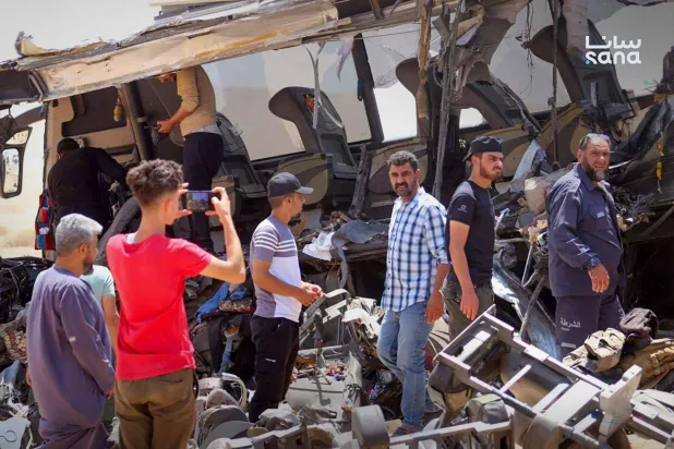 تفقد الأضرار في مكان اصطدام حافلتين للركاب على طريق دمشق - دير الزور بين منطقتي السخنة وتدمر حيث ارتفعت حصيلة القتلى في الحادث الذي وقع بين حافلتين للركاب في 25 يوليو إلى 35 شخصاً (سانا - أ.ف.ب)