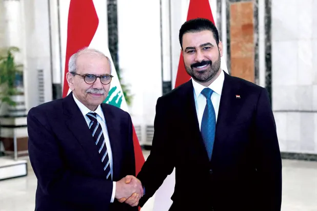  رئيس الوزراء العراقي علي الزيدي مستقبِلاً نظيره اللبناني نواف سلام (أ.ف.ب)