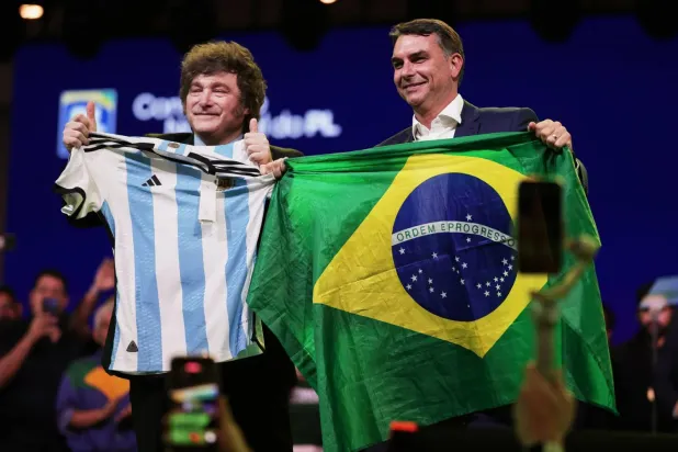 Milei, eski sağcı Brezilya Cumhurbaşkanı Jair Bolsonaro'nun oğlu Flavio Bolsonaro'nun Sao Paulo'daki aday gösterilme törenine katıldı (AP)