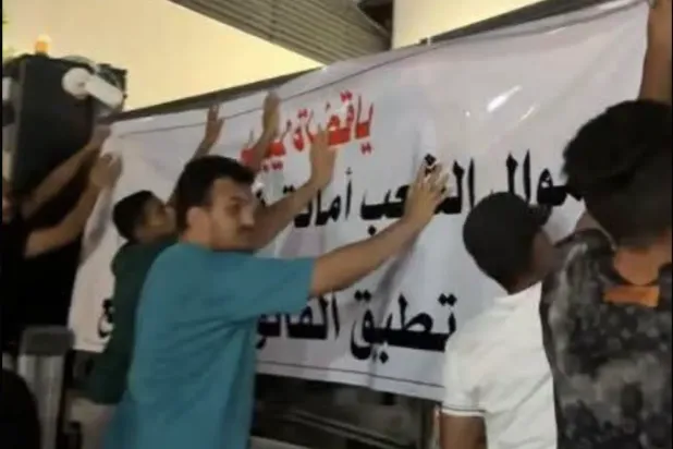 Libyalı yargıçlara mesaj ileten göstericiler, Kablo İletişim (Attassalat) binası önünde (Sosyal medya)
