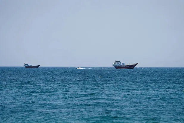 سفن بمضيق هرمز كما تُرى من مسندم  في عُمان (رويترز)