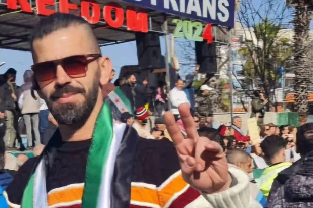 رائد الصادق محتفلاً بسقوط نظام الأسد في هولندا (فيسبوك)