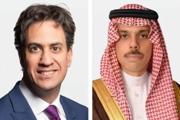 الأمير فيصل بن فرحان والوزير إد ميليباند (الخارجية السعودية)