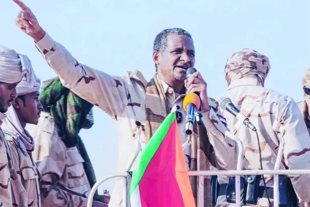 قائد «قوات الدعم السريع» محمد حمدان دقلو يلقي كلمة أمام قواته (أرشيفية - قناته على «تلغرام»)