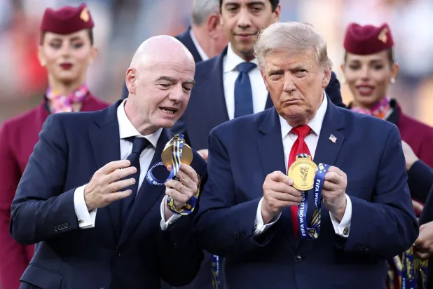 علاقة ترمب بإنفانتنيو أثارت جدلاً قبل مونديال 2026 (أ.ف.ب) 