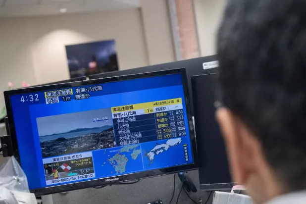 Güvenlik kameraları Japonya’nın güneyinde meydana gelen güçlü depremi ve muhtemelen bir metre yüksekliğindeki tsunami dalgasını kaydetti. (AFP)