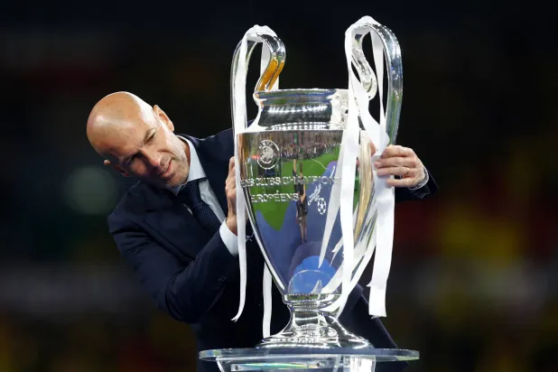 عُيِّن زين الدين زيدان مدرباً لمنتخب فرنسا ليشغل هذا المنصب بصفته أسطورة وطنية (رويترز)