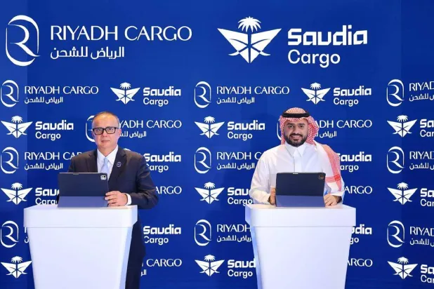 منصور العاصمي من «السعودية للشحن» وبرافين سينغ من «طيران الرياض» خلال توقيع الاتفاقية (الشرق الأوسط)