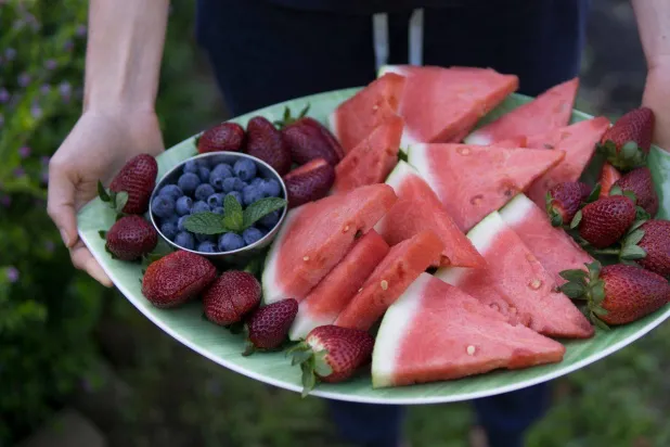 ما أبرز الفروق الغذائية بين البطيخ والفراولة؟ (بيكسلز)
