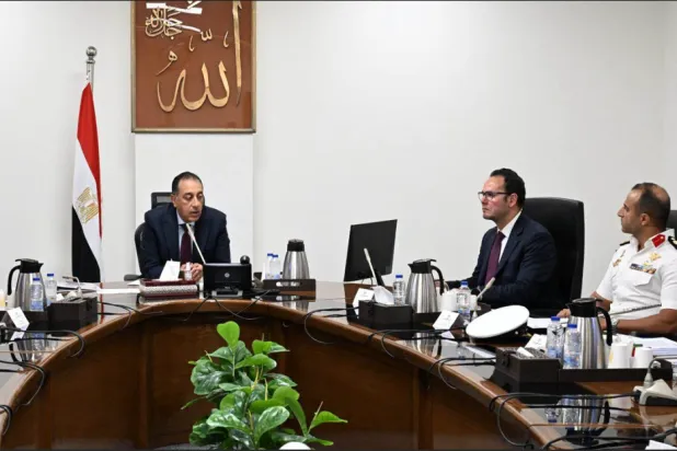 رئيس الوزراء المصري خلال متابعة منظومة التعامل مع «الكلاب الضالة» مساء الاثنين (صفحة مجلس الوزراء على «فيسبوك»)