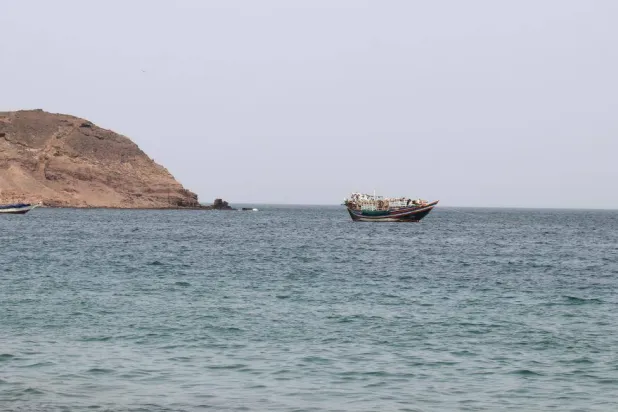 التهديدات الحوثية للملاحة أدت إلى تراجع الحركة في مضيق باب المندب خلال الأيام الأخيرة (أ.ف.ب)