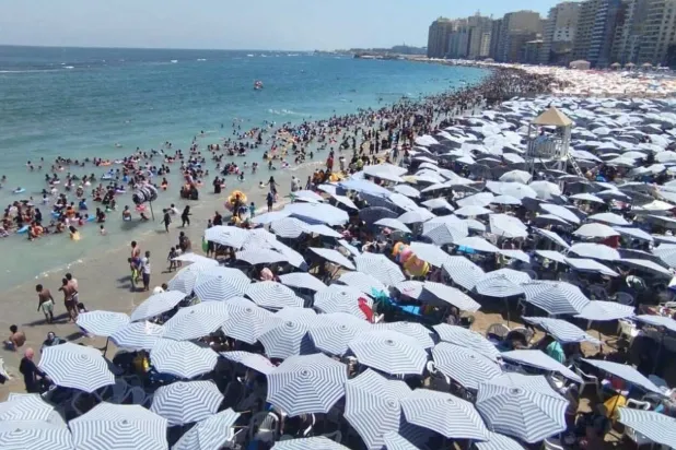 الشواطئ الشعبية في مصر تعج بالزوار (الإدارة المركزية للسياحة والمصايف بالإسكندرية)